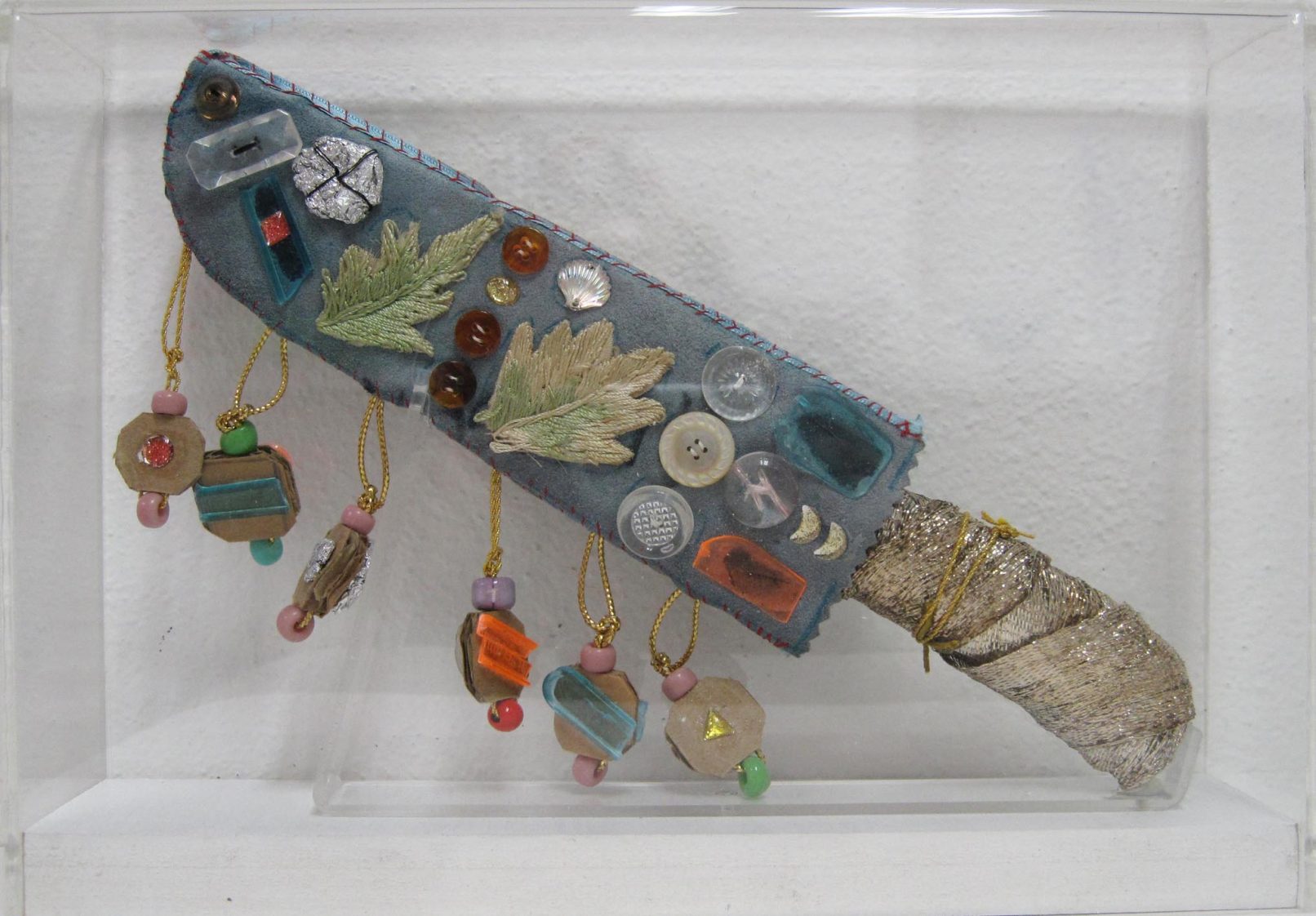 Custodia per un coltello da cucina (lato 2), 2005 - coltello da cucina, custodia cucita in pelle di camoscio con applicazioni di vari materiali di recupero dal Nähkasten (porta cucito) in plexiglass box cm 20,5x29x8
