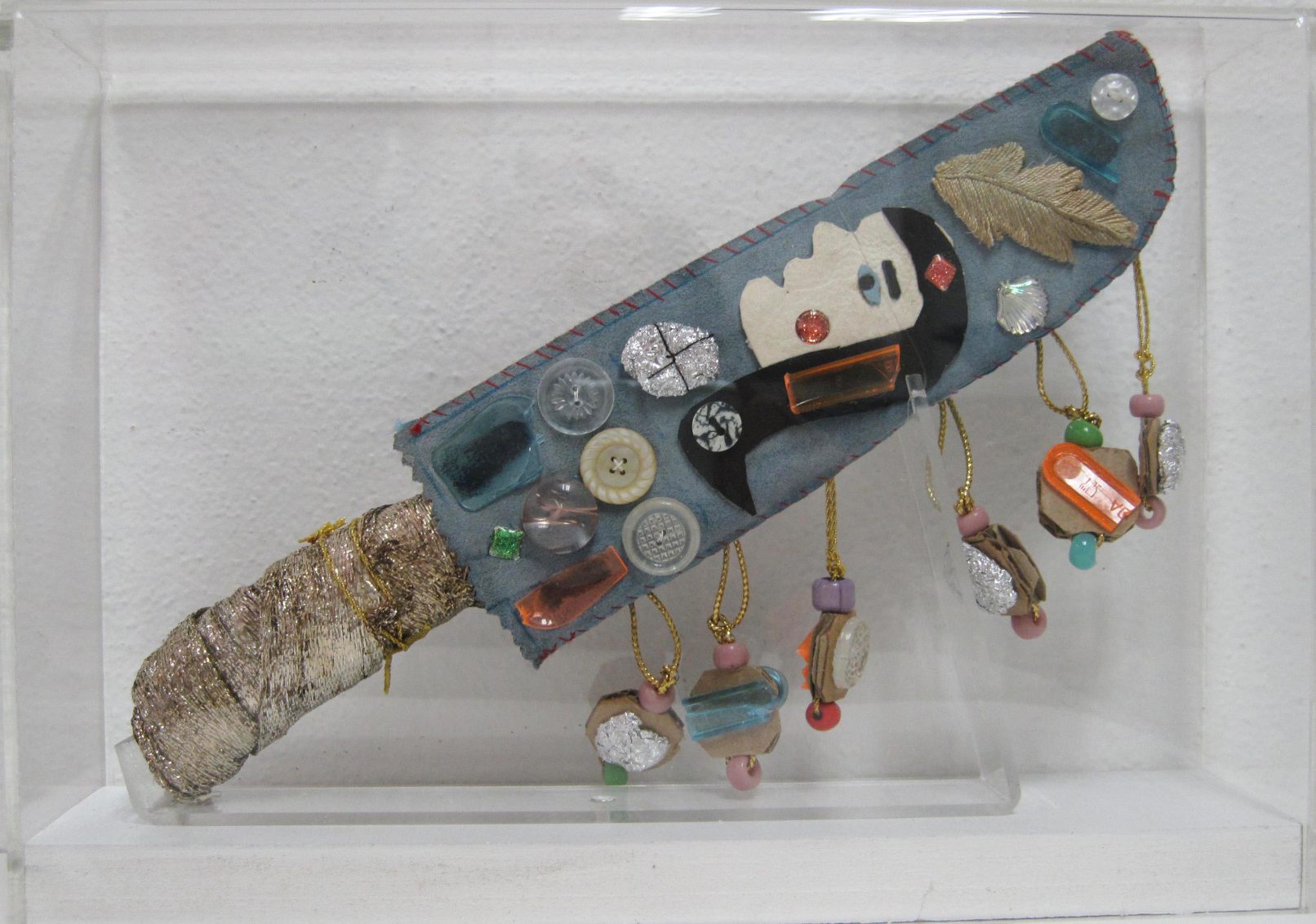 Custodia per un coltello da cucina, 2005 - coltello da cucina, custodia cucita in pelle di camoscio con applicazioni di vari materiali di recupero dal Nähkasten (porta cucito) in plexiglass box cm 20,5x29x8