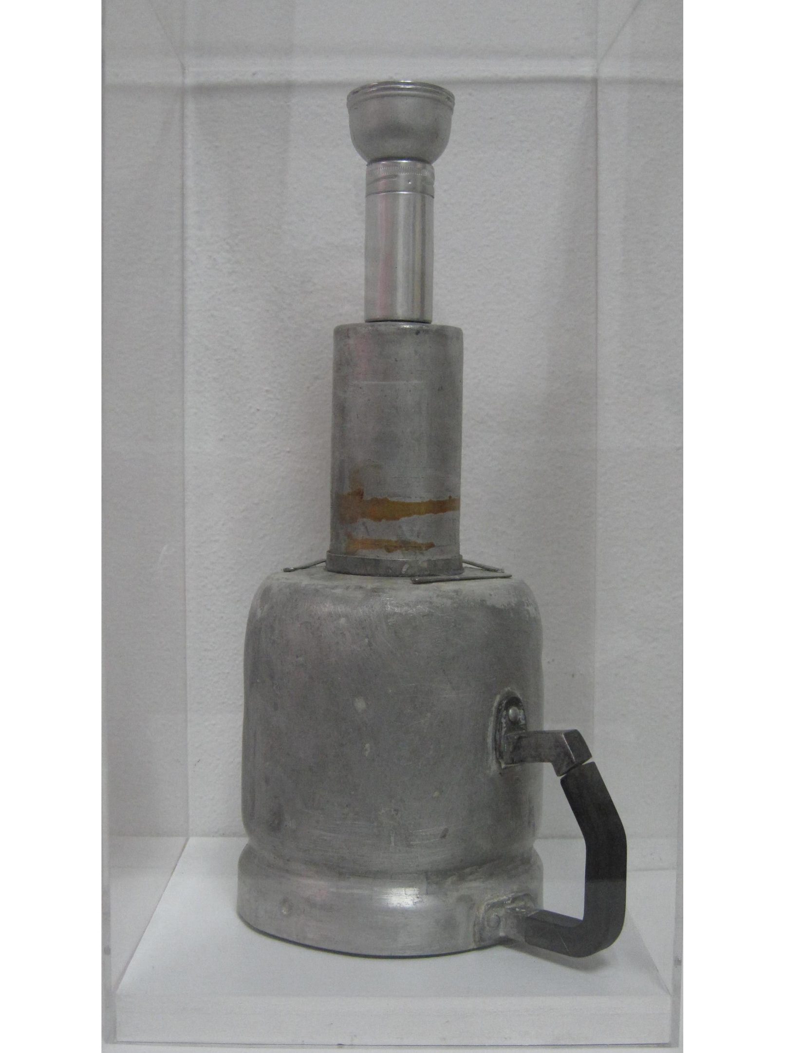 Totem casalingo (portauovo), 2006 - oggetti casalinghi riciclati e posate delle bambole di alluminio in plexiglass box, cm 41,5x21x21