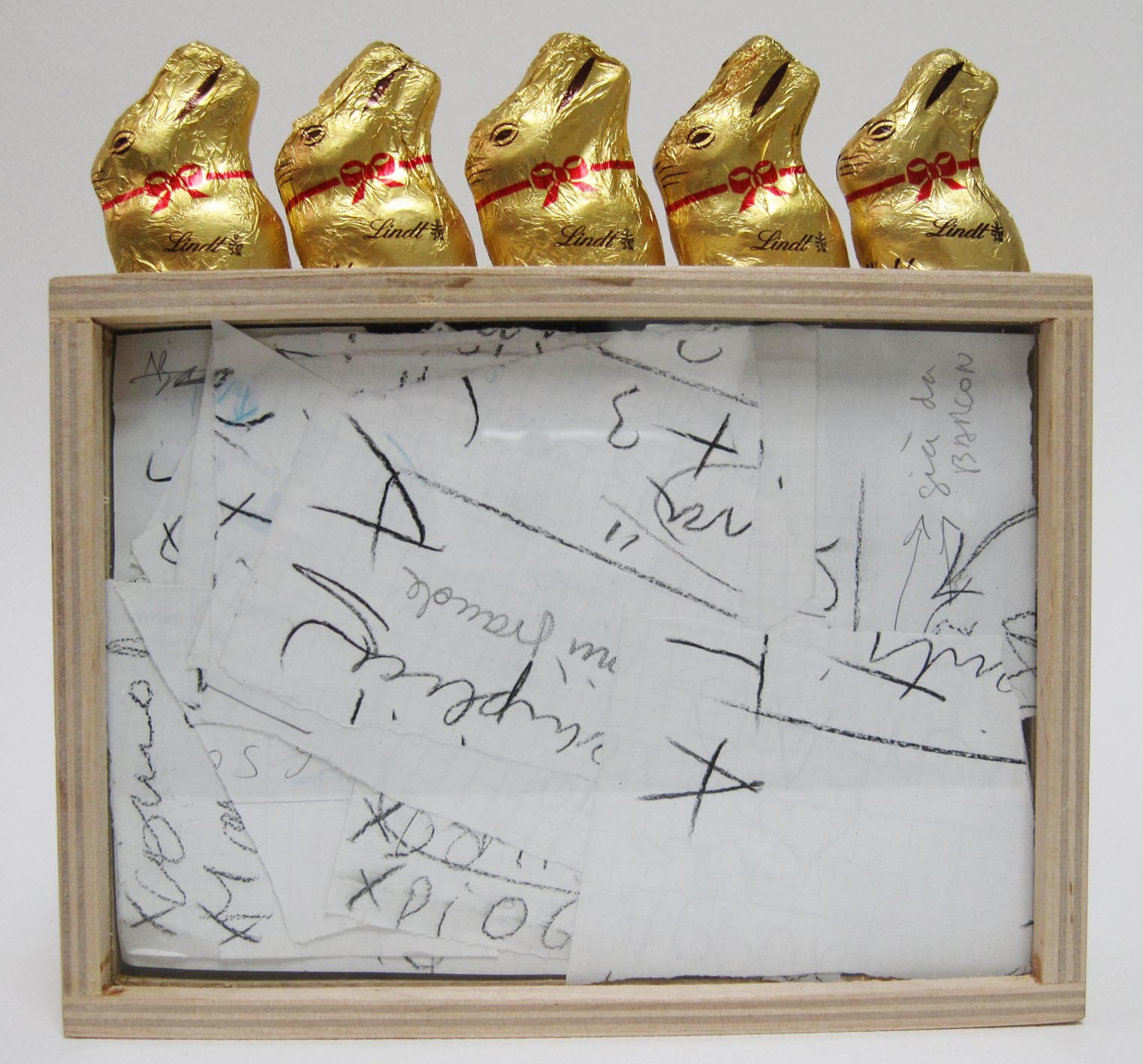 Appunti + 5 lepri di Pasqua, 2010 - scatola di legno, collage, 5 coniglietti di cioccolato in box di plexiglass, cm 23,5x27x16