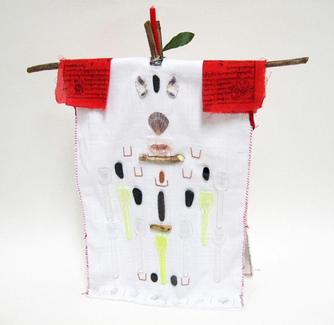 Ghost Shirt, lato anteriore con lucky pig e bandiere di preghiera tibetane, 2014 - cm 40x27x10 - ramo, cm 41