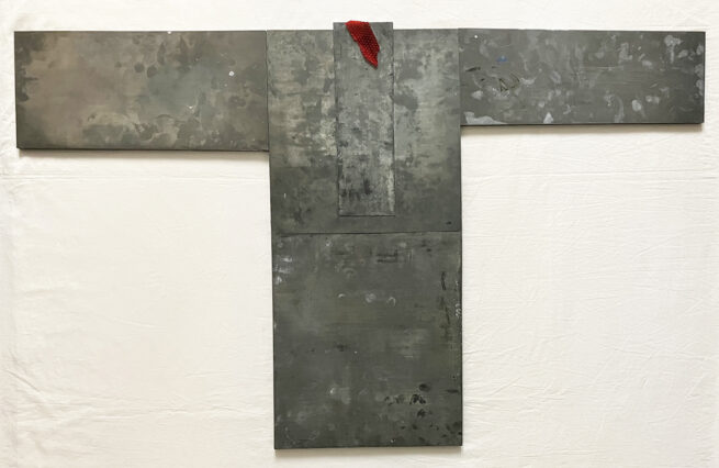 Senza Titolo (2024), 2024, assemblaggio scultoreo, zinco+plastica riciclati, 106x66x1,2 cm